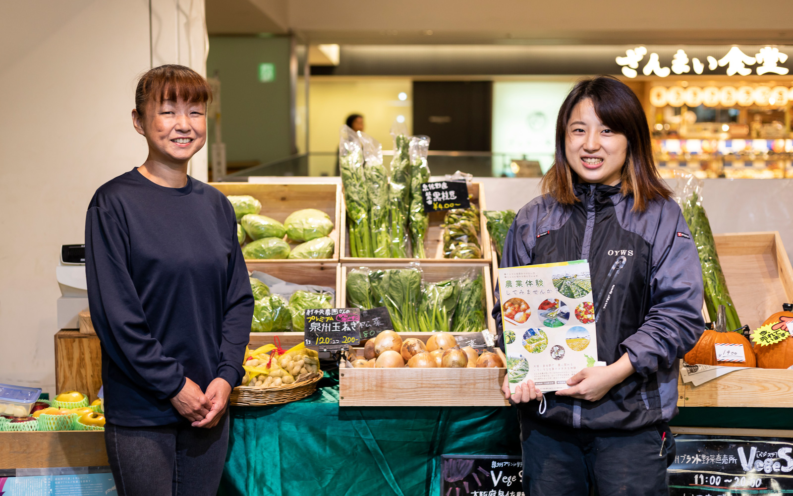 沿線マルシェで販売中のスタッフ